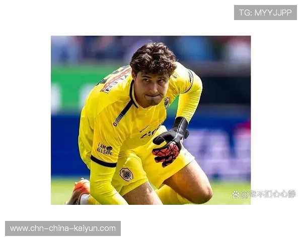 曼联肋部传球到位，加纳乔盘过门将推射入网